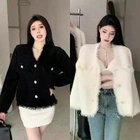 ราคา บล็อกบัสเตอร์ จัดส่งเฉพาะจุด Suysuy พร้อมส่ง เสื้อคลุม แขนยาว ไหมพรม แต่งกระดุมดอกไม้ น่ารักมาก ปลายแต่งขนปุยนุ่มนิ่มๆ แต่งกระเป๋าหน้า สไตล์เกาหลี (1732757012717798538)