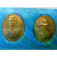 ราคา เหรียญ สมเด็จพระนเรศวร - สมเด็จพระสุริโยทัย พร้อมกล่อง สร้างปี 2538 (ฝากล่องชำรุด เหรียญสวยสมบูรณ์ตามภาพ) (1730824764601043564)
