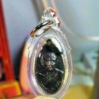 ราคา เหรียญ ใบขี้เหล็ก กันภัย(พิมพ์จิ๋ว) เนื้อทองแดงรมดำ ตอกโค๊ตชัดเจน เลี่ยมใสกันน้ำงานเลเซอร์ไม่ผ่านการใช้ ออกวัดหนองพงนกปี2550 หลวงปู่แผ้ว ปวโร มีประสบการณ์ยิงไม่ออก 3 แชะ (1731980401818764563)