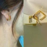 ราคา แบรนด์ต่างหูสี่เหลี่ยม สไตล์เรียบง่าย คุณภาพสูง ราคาประหยัด ต่างหูสี่เหลี่ยม มีสไตล์ และเรียบง่าย เหรียญ หลวง พ่อ คูณ สปริง พุก พระเลี่ยม กรอบ (1732054133719467408)