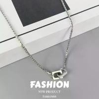 ราคา สร้อยคอเหล็กไททาเนียม แหวนคู่ สำหรับผู้ชายและผู้หญิง ทันสมัย สไตล์ฮิปฮอป โซ่กระดูกไหปลาร้าเรขาคณิต สร้อยคอคู่ เหรียญ หลวง พ่อ คูณ สปริง พุก พระเลี่ยม กรอบ (1732046008241063312)