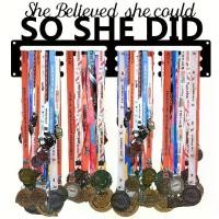 ราคา ไม้แขวนเสื้อเหรียญสร้างแรงบันดาลใจ, "เธอเชื่อว่าเธอทำได้ดังนั้นเธอจึงทำได้", ชั้นวางติดผนัง, เหมาะสำหรับ 60+ เหรียญ, ติดตั้งง่าย, ที่เก็บริบบิ้นกีฬาและมาราธอน (1731730033579034600)