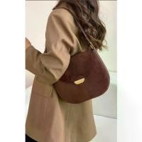 ราคา กระเป๋าสะพายไหล่, กระเป๋ารักแร้ผู้หญิง, ความจุมาก, หนังแท้, หนังนูบัคเฉพาะ, กระเป๋า Messenger วินเทจ, 2025 มาใหม่ (1732591494442354663)