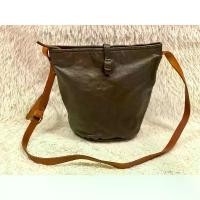 ราคา กระเป๋าหนัง วินเทจ มือสอง แบรนด์ 4 dea works สภาพสวย มีช่องใส่ของช่องใหญ่ 1 ช่อง ภายในสะอาด ขายดี (1731907340995626320)