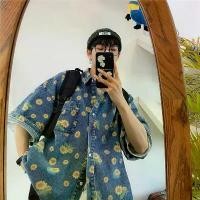 ราคา เสื้อเชิ้ตยีน แขนสั้น พิมพ์ลายดอกเดซี่ ทรงหลวม สไตล์ฮ่องกง เรโทร เหมาะกับฤดูร้อน สําหรับผู้ชาย (1732574281982903598)