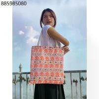 ราคา กระเป๋าผ้าลายช้างใบใหญ่ มีซิป สะพายไหล่ แถมใบเล็กใส่เหรียญลายช้างทุกใบ ใส่ ไอแพด(ipad) แท็บเล็ต(tablet) (1732044106845422639)