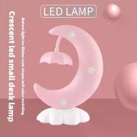 ราคา โคมไฟตั้งโต๊ะ LED พระจันทร์เสี้ยว ดีไซน์สร้างสรรค์และชาญฉลาด เหมาะสำหรับหอพักนักเรียน โคมไฟตั้งโต๊ะแบบหลอด โคมไฟของขวัญ การชาร์จ USB ไฟกลางคืนสีสันสดใส มาใหม่ (1732301365757117939)