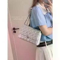 ราคา กระเป๋าชาแนลเฉพาะสำหรับผู้หญิง สไตล์เกาหลี เทรนด์ใหม่ฤดูร้อน กระเป๋าสะพายไหล่เดียวและกระเป๋าสะพายข้าง ความจุมาก ขนาดเล็ก กระเป๋าโซ่ผ้าควิลท์ สไตล์ชาแนล 2025 กระเป๋า ปลา (1732302117779703037)