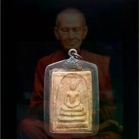 ราคา [เก็บเงินปลายทาง] จี้พระ พระเครื่อง พระสมเด็จพิมพ์ใหญ่ วัดระฆัง เนื้อผงเก่า เลี่ยมกรอบเงินเก่า พุทธคุณ เเคล้วคลาด ค้าขาย เสริมอำนาจวาสนาบารมี(ขนาด3.0*5.0ซม.) (1732478122730227219)