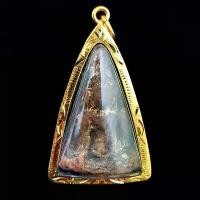 ราคา สวัสดิการสด จี้พระ พระเครื่อง พระนางพญาพิมพ์ใหญ่ เนื้อผงพุทธคุณเก่า กรุวัดนางพญา จ.พิษณุโลก(เลี่ยมกรอบทอง ขนาด 3.0*5.0ซม.) (1732208415313725004)