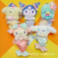 ราคา จี้กระเป๋าตุ๊กตาผ้าพลัฌ ชุดนางเงือกโอเชี่ยน คุโรมิ อบเชย Pochacco น่ารัก (1732594234150520262)