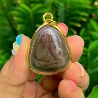 ราคา จี้พระปิดตาปลดหนี้ หลวงปู่ศิลา สิริจันโท เลี่ยมกรอบทองกันน้ำ (เเถมเเผ่นบูชา+ธูป1ชิ้น) (1731699430454297813)