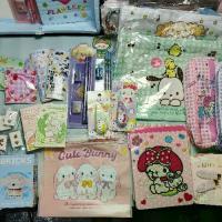 ราคา Lucky scoop ไซส์เล็ก กรต.5ชิ้น+มีของให้สุ่ม12ชิ้น (กิ๊บ,กระเป๋าถือ,กระเป๋าดินสอ,เลโก้,ลิขวิด,กำไลลูกปัดเล็ก,ชุดเครื่องเขียน,ซองเครื่องเขียน,ครอสติสคริสตัล,สติ๊กเกอร์,สมุดโน้ต,ต่างหู) (1732809432017176