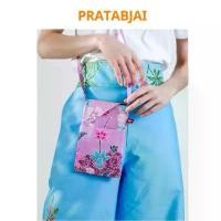 ราคา กระเป๋าสตางค์ กระเป๋าใส่โทรศัพท์ แบบสายคล้องคอ ประทับใจปาเต๊ะ [แบรนด์ไทย] ผ้าไทย ลายปาเต๊ะ (P-02-F) สินค้าดี (1731877715814876260)