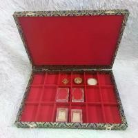 ราคา แบรนด์ไทย กล่องกำมะหยี่ลายไทยน้ำเงินจุดฝาทึบ กล่องใส่พระ กล่องใส่เครื่องประดับ ขนาด 10x14x2 นิ้ว พร้อมช่องสำหรับของขวัญ ของชำร่วย และเครื่องประดับ รับประกันสินค้าระหว่างจัดส่ง (1731950520524572485)