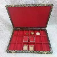 ราคา แบรนด์ไทย กล่องกำมะหยี่ลายไทยน้ำเงินจุดฝาทึบ กล่องใส่พระ กล่องใส่เครื่องประดับ ขนาด 10x14x2 นิ้ว พร้อมช่องสำหรับของขวัญ ของชำร่วย และเครื่องประดับ รับประกันสินค้าระหว่างจัดส่ง (1731975901079570245)