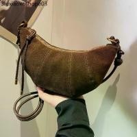 ราคา (A167) กระเป๋า สะพายไหล่ ครัวซองต์ ผ้า กำมะหยี่ (1732537529289639248)
