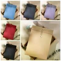 ราคา การ์ดเชิญ, ซองจดหมายกระดาษคราฟท์ขนาด A4 / A5, พร้อมสายรัด, เข็มกลัดปิด, สไตล์วินเทจย้อนยุค, ซองจดหมายสีน้ำตาล, ดีไซน์ยุโรปที่สวยงาม, กระเป๋าเก็บถาวรเรียบง่าย, โปสการ์ดรวม (1731966076065252531)