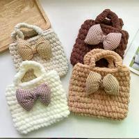 ราคา กระเป๋าสำรองเด็ก สไตล์เกาหลี กระเป๋าถักไหมพรม แฟชั่นหน้าหนาวใหม่ 2022 กระเป๋าถือทอ ดีไซน์โบว์ลูกขนน่ารัก กระเป๋า เป้ ญี่ปุ่น (1732245515920509931)