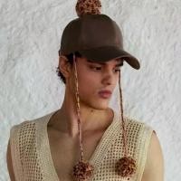 ราคา (Leisure Projects) POM POM CAP หมวกหนังเทียมตกเเต่งด้วย ลูกปอมปอมไหมพรมงาน handmade (1733231774986634577)