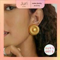 ราคา [JuRi] Jewelry Stainless Steel Gold and Silver Two-tone 18K Gold Earrings Niche High-end INS Titanium Steel Stud Earrings Non-fading (1733125604898014480)