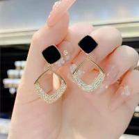 ราคา Simple and Affordable Design Pattern Rhinestone Earrings Made of S925 Sterling Silver, Luxurious and Exquisite, Suitable for Online Influencers, High-end Earrings, Made of Rhinestones, Year 2025 (1733