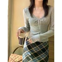 ราคา Design a gray long-sleeve t-shirt with lace trim for women in winter, featuring a special slim fit style. A base shirt with pure desire. (1733338314533930838)