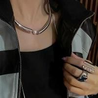 ราคา Minimalist geometric pearl necklace, unique European and American design. Light luxury necklace, choker chain, fashion item for women. (1733154691461055671)