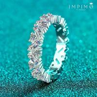 ราคา (All Mos/Total 2.5 CT) แหวนเพชรโมซาไนต์แท้รอบวง Eternity Ring จาก Impimo โดดเด่นด้วยเพชรโมซาไนต์รูปทรง Round Shape และ Emerald cut น้ำหนักรวม 2.5 กะรัต ชูบนตัวเรือนเงินแท้ 925 ชุบทองคำขาว (17328948651