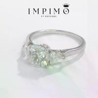 ราคา (Total 2.5 CT/ Cushion 2 CT) แหวนเพชรโมซาไนต์แท้ ขนาด 2.5 กะรัต จาก Impimo โดดเด่นด้วยเม็ดชู Cushion 2 กะรัต มาพร้อมกับเม็ดข้างทรง Trilliant Cut 0.5 กะรัต ชูบนตัวเรือนเงินแท้ 92 (1732669673238660192)