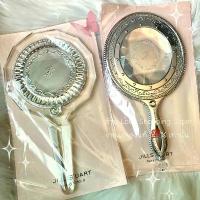 ราคา แท้% พร้อมส่งทุกรุ่นJill Stuart กระจก/หวี/ดัดขนตา/กระจกเจ้าหญิง Hand mirror สวยงามใหม่ๆ รุ่น I รุ่น II แบบพับ คําแนะนําผลิตภัณฑ์ใหม่ของเดือนนี้ (1732853326247789757)