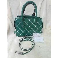 ราคา กระเป๋าถือ Quilted Tote Bag หูจับพันผ้าพันคอ จาก Charles & Keith สีเขียว มือ2 ของแท้100% (1733371197378037040)