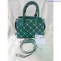 ราคา กระเป๋าถือ Quilted Tote Bag หูจับพันผ้าพันคอ จาก Charles & Keith สีเขียว มือ2 ของแท้100% สินค้าขายดี (1733377585147184767)