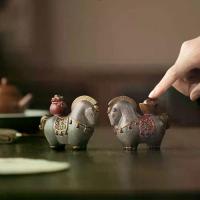 ราคา ของตกแต่ง ของชำร่วยชา รูปปั้นม้าสัตว์เลี้ยงชา อุณหภูมิสูง หมุนได้ รูปปั้นม้าลูกเรซิน ถุงนำโชค แบบจีน ของตกแต่งม้าเปลี่ยนสีได้ ดึงดูดความมั่งคั่ง (1733220744591410933)