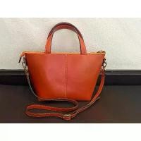 ราคา กระเป๋าถือ cross body ผู้หญิง สีส้มอิฐ หนังวัวแท้ (มือ2) (1732973582421230738)