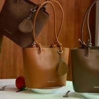 ราคา ( )LARGE TOAST กระเป๋าทรงถัง ใส่ ipad ได้ - The pastry studio - หนังกลับ และ หนัง Vegan (1733158233428559012)