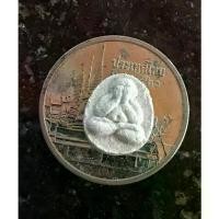 ราคา พระពុท្ធ พุทธอุปกรณ์ พระปิดตาปลดหนี้ ผงสมเด็จวัดระฆัง“ปิดตาปลดหนี้จิ๋ว หรือจะเรียกว่า ปิดตาปลดหนี้สิน “ (ปิดตาอุตตมปัญโญ ปิดตาองค์จ้อย หายากไม่ค่อยเห็นหมุนเวียน) หลวงพ่อชำนาญ meditation ธัญพยาบาลไทย (