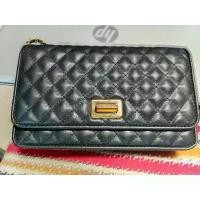 ราคา กระเป๋า cross body สายสะพาย Charles & Keith สีดำ (มือสอง) COD (1733469625479563012)