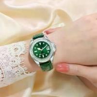 ราคา นาฬิกาผู้หญิง หนังแท้ ประดับเพชร ขนาดเล็ก สีเขียว กันน้ำ พร้อมปฏิทิน นาฬิกาผู้หญิง Louis Juelun นาฬิกา กระดาษ patek แวน dw แวน dw (1732647471956068055)
