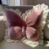 ราคา [หมอนผีเสื้อกำมะหยี่สีม่วง] หมอนตกแต่งรูปทรงผีเสื้อผ้ากำมะหยี่สีม่วงสุดหรู พร้อมขอบลูกไม้และไส้ PP นุ่มนิ่ม ดีไซน์ผีเสื้อสง่างามพร้อมลวดลายปีก เหมาะสำหรับรองรับนุ่มสบายบนโซฟา เตี (1733378113512965975)