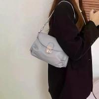 ราคา Scott68SHOP #พร้อมส่ง กระเป๋าหนัง Castle Bag ขาย ร้อน คลังสินค้า กระดาษชำระ บรีส 1 หมุนได้ 360 ทิชชู่พกพา ลูกกลิ้งทำความสะอาด (1732909364623344709)