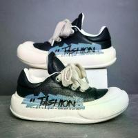 ราคา รองเท้าผู้ชาย แบรนด์อินเทรนด์ แฟชั่น สีดำ 2025 มาใหม่ รองเท้าผ้าใบพื้นหนา เพิ่มความสูง สีขาว (1732626605124650459)