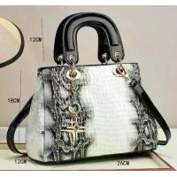 ราคา H0018 กระเป๋าถือ พร้อมส่ง กระเป๋าสะพายข้าง แฟชั่นผู้หญิง ทรงถัง 10 นิ้ว หนังแก้ว ลายงู ห้อยดาวแฉก มีสายหนัง ปรับสายได้ หนัง PU (1733416508060828956)