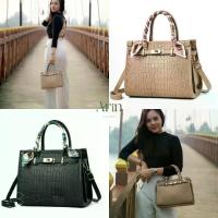 ราคา (พร้อมส่งจากไทย) H0005 กระเป๋าถือ สะพายข้าง แฟชั่นผู้หญิง Tote Bag ลายหนังจระเข้ สายล็อคหมุนด้านหน้า ผ้าพันหูหิ้ว 11 นิ้ว สายหนังปรับสายได้ ถอดสายได้ หนัง PU (1733257734041339555)