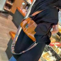 ราคา กระเป๋าหนังทรงกระบอก หนังแท้ กระเป๋าหมอนหนังนิ่มขนาดเล็ก กระเป๋าสะพายข้างและกระเป๋าสะพายข้างผู้หญิง เรียบง่ายและสง่างาม ทำจากหนังวัว เหมาะสำหรับทำงาน ช้อปปิ้ง ท่องเที่ยว แฟชั่น ก (1732985380145431918)