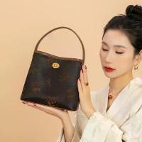 ราคา กระเป๋าถังหนังแท้ ฤดูใบไม้ผลิและฤดูร้อน สไตล์จีนใหม่ ผ้าไหมซางหยุนคุณภาพสูง กระเป๋าผู้หญิง มือถือ และสะพายข้าง ความจุมาก กระเป๋าสะพายไหล่เดียว สำหรับผู้หญิง (1732925534926505068)