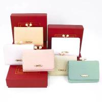 ราคา ST.JAMES กระเป๋าสตางค์หนังแท้/กระเป๋าสตางค์ใบสั้น แบบ 3 พับ ปิ๊กแป๊กประดับไข่มุก รุ่น PLUM (มี 6 สี) | กระเป๋าผู้หญิง အိတ် shouder bag ลิน แท้ จาก ช้อป (1733408205722715742)