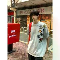 ราคา เสื้อเชิ้ตผู้ชายและผู้หญิง พิมพ์ลายกราฟฟิตี้การ์ตูน + งานปัก ทรงหลวม แขนสามส่วน สไตล์อเมริกัน เสื้อยืดอินเทรนด์ฤดูร้อน เหมาะสำหรับคู่รัก แขนสั้น อินเทรนด์ (1733226791513130265)