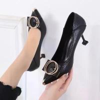 ราคา รองเท้าผู้หญิงสไตล์เกาหลีใหม่ประดับเพชร ส้นบาง ส้นสูง เซ็กซี่ ลดน้ำหนัก ปากตื้น ปลายแหลม หัวเข็มขัด รองเท้าทำงานส้นกลางแบบมืออาชีพ รองเท้าส้นสูง 2 นิ้ว รองเท้าส้นสูง 3นิ้ว (1733166165993424144)