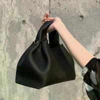 ราคา กระเป๋าสะพายข้าง, เกล็ดลิ้นจี่, กระเป๋าสะพายข้าง, แบรนด์ Niche ฝรั่งเศส, กระเป๋าถือหนังวัว, กระเป๋าคลาวด์, ใหม่ในปี 2025 baobao issey miyake (1732075233745536002)